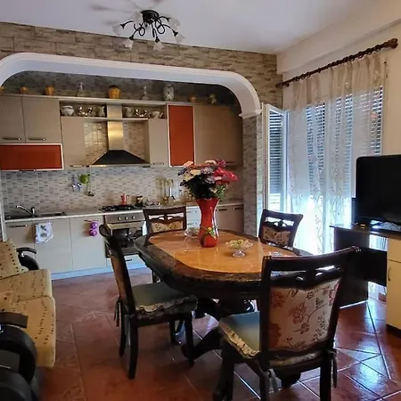 Accogliente Casa Nel Centro Storico Di Valona *